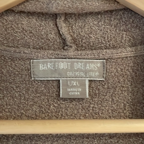 Barefoot Dreams CozyChic Lite Island Wrap, Taupe. Size L/XL - Picture 3 of 8